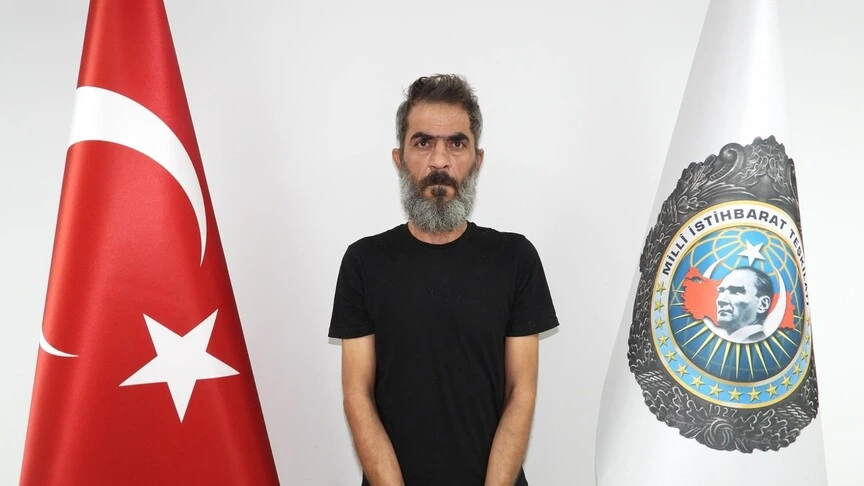 Ömer el-Hatip, Türk bayrağı ve istihbarat ambleminin arasında