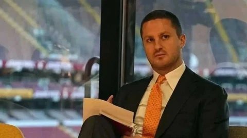 Ömer Sarıgül takım elbiseyle otururken