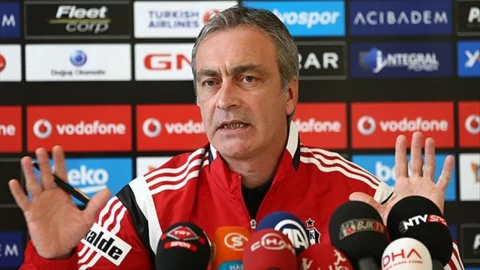 Beşiktaş Futbol Direktörü Önder Özen basın toplantısında konuşuyor