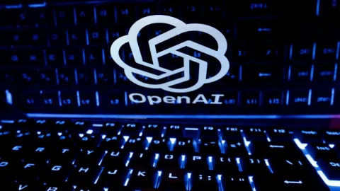 Mavi ışıklarla aydınlatılmış klavye önünde OpenAI logosu