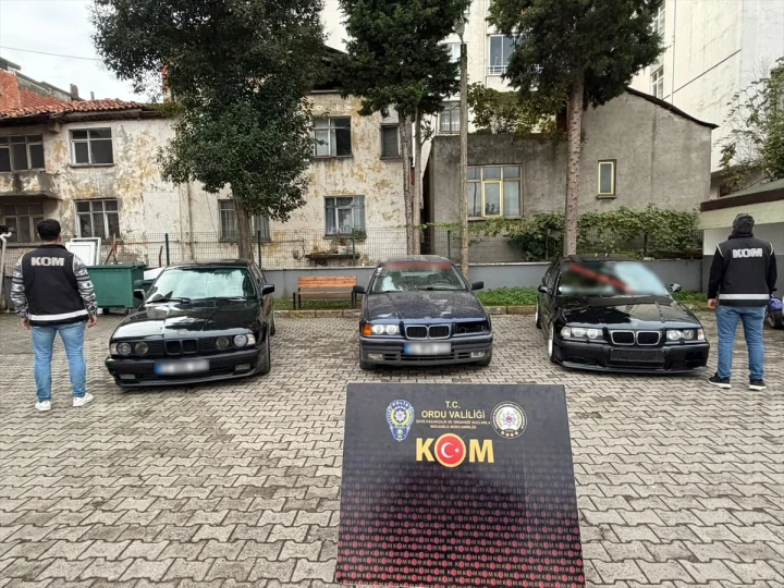 KOM ekiplerinin el koyduğu üç araç Ordu’da bir bahçede yan yana duruyor