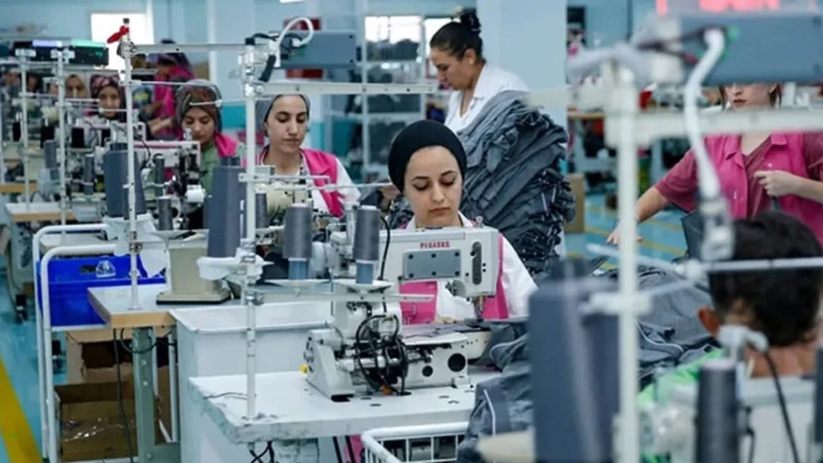 Tekstil atölyesinde dikiş makinelerinde çalışan işçiler
