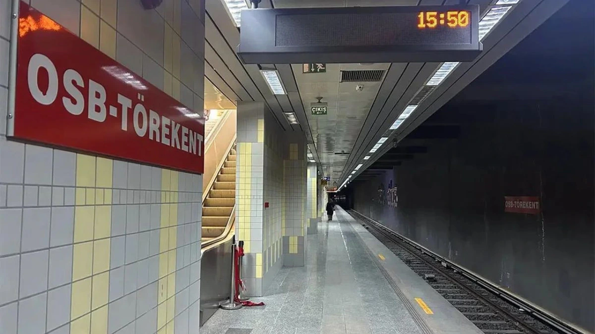 OSB-Törekent Metro İstasyonu’nda peron ve tren saatini gösteren ekran
