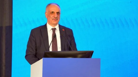 Osman Çelik, kürsüde konuşma yaparken