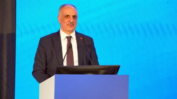 Osman Çelik, kürsüde konuşma yaparken