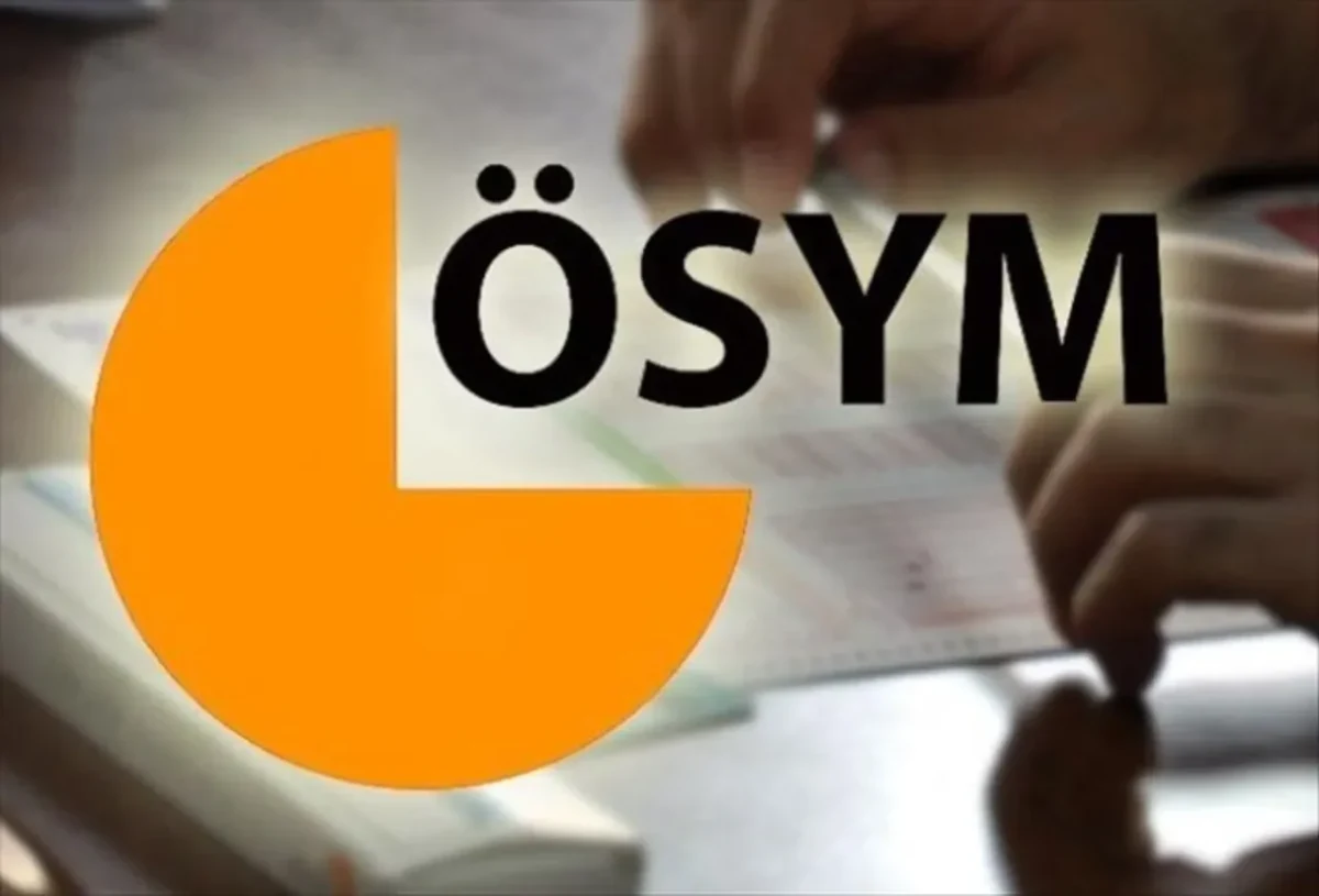 ÖSYM logosunun önünde sınav cevap kâğıdını dolduran bir kişinin elleri görülüyor.