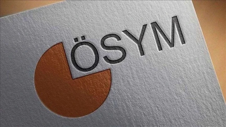 ÖSYM logosunun yer aldığı basılı materyalin yakın plan görüntüsü