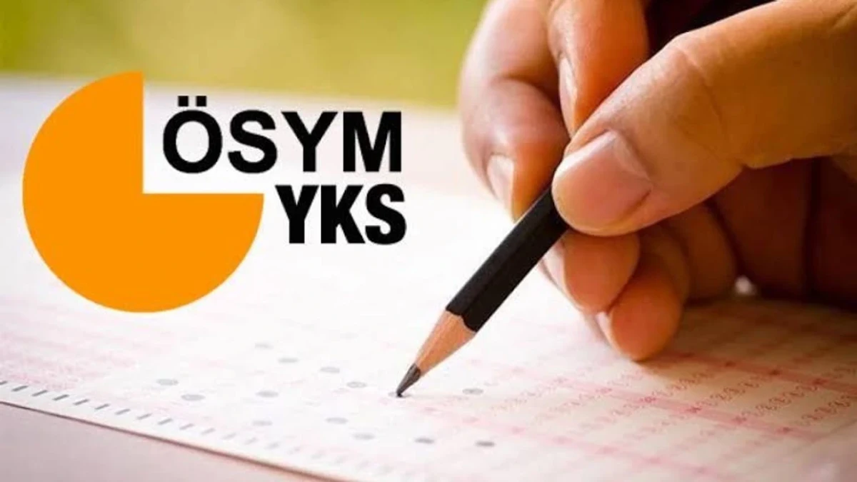 ÖSYM ve YKS yazılarının yanında sınav cevap kâğıdını kurşun kalemle işaretleyen el