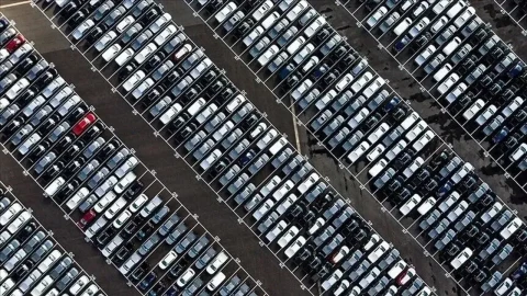 Açık otoparkta sıralar halinde park edilmiş otomobiller