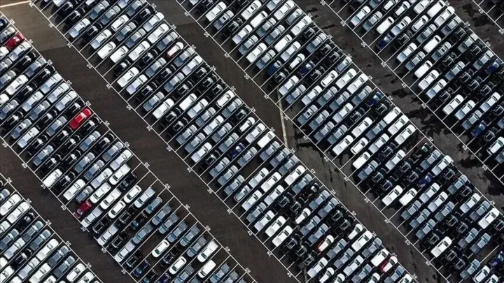 Açık otoparkta sıralar halinde park edilmiş otomobiller