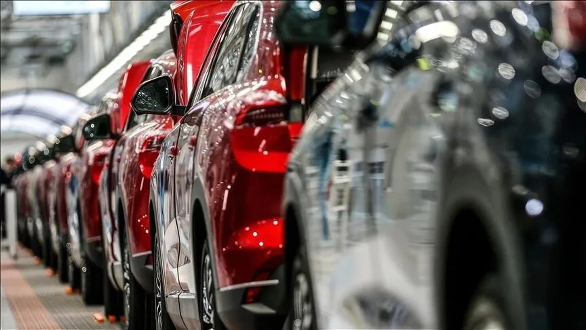 Üretim hattında sıralanmış otomobiller