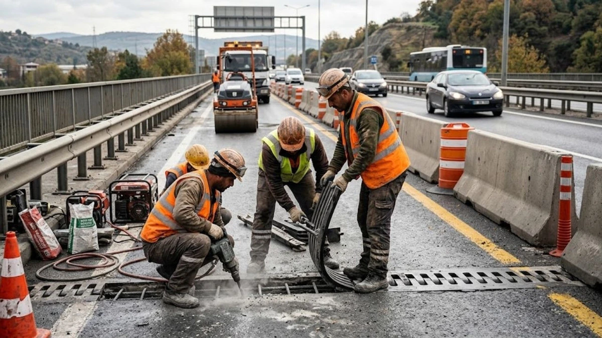 Otoyolda bakım çalışması yapan işçiler ve yol ekipmanı