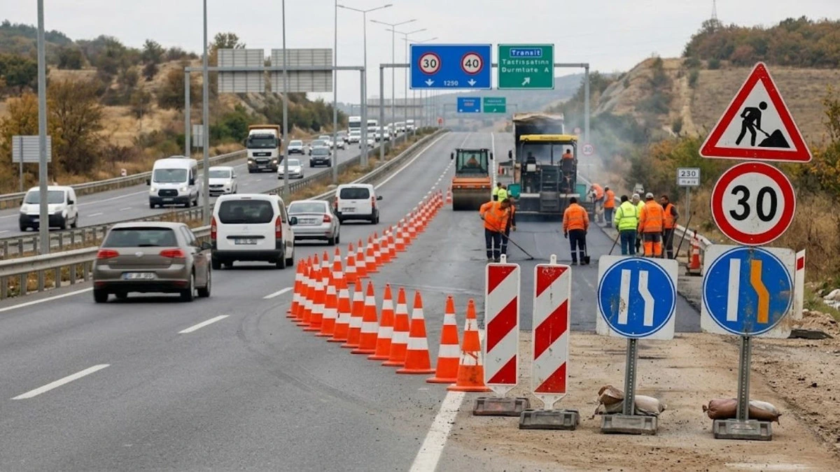 Otoyolda şerit çalışması ve trafik yönlendirme işaretleri