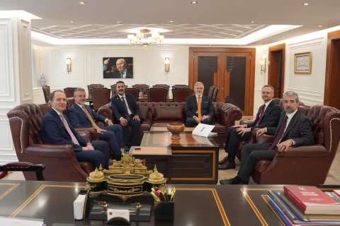 Ankara’daki ziyarette Ozan Diren, Fatih Erbakan ve beraberindekiler bir arada oturuyor