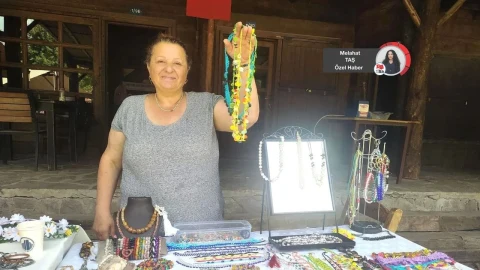 Özden Kepenekoğlu, Altınköy’deki takı tezgâhında el yapımı tasarımlarını sergiliyor.