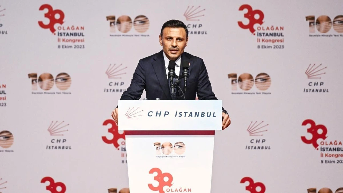 Özgür Çelik, CHP İstanbul İl Kongresi’nde kürsüde konuşuyor