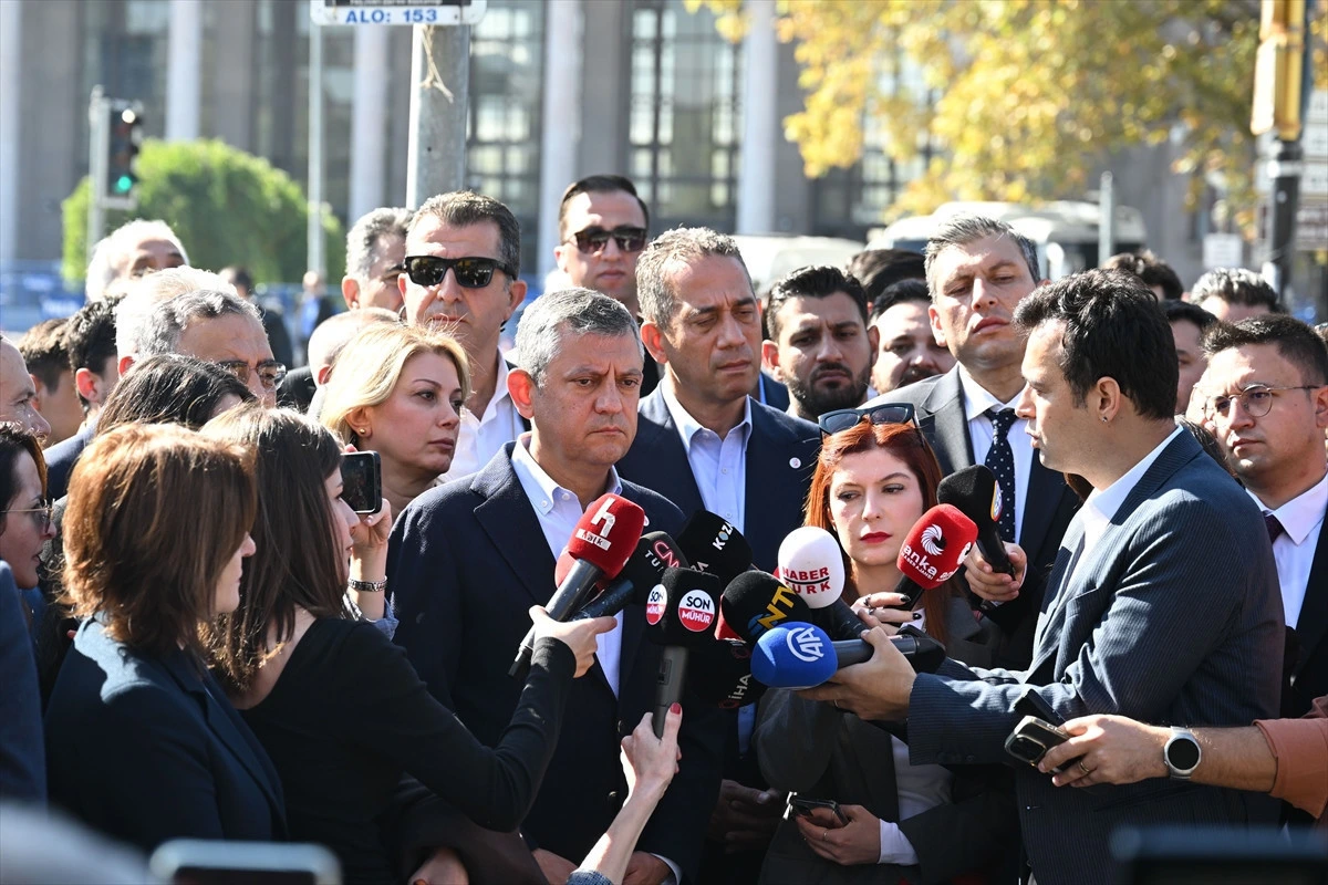 Özgür Özel, Ankara Garı’ndaki anma töreninde basın mensuplarına açıklama yapıyor