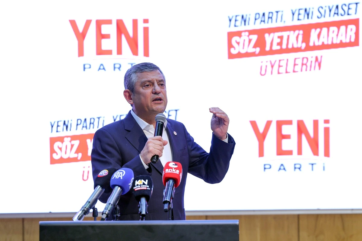 Özgür Özel, Yeni Parti yazılı kürsü arkasında konuşma yapıyor.