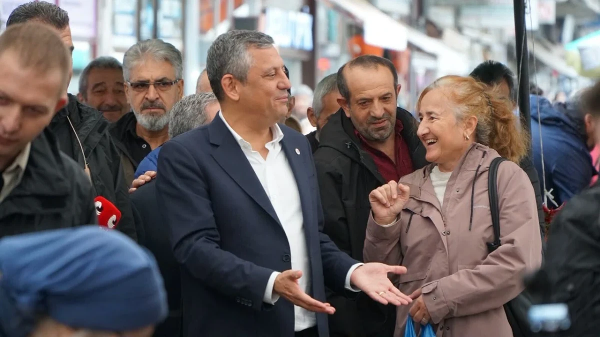 Özgür Özel, Arhavi’de pazar ziyareti sırasında bir kadınla sohbet ediyor
