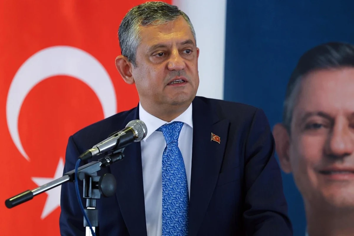 Özgür Özel bir konuşma sırasında mikrofonun önünde