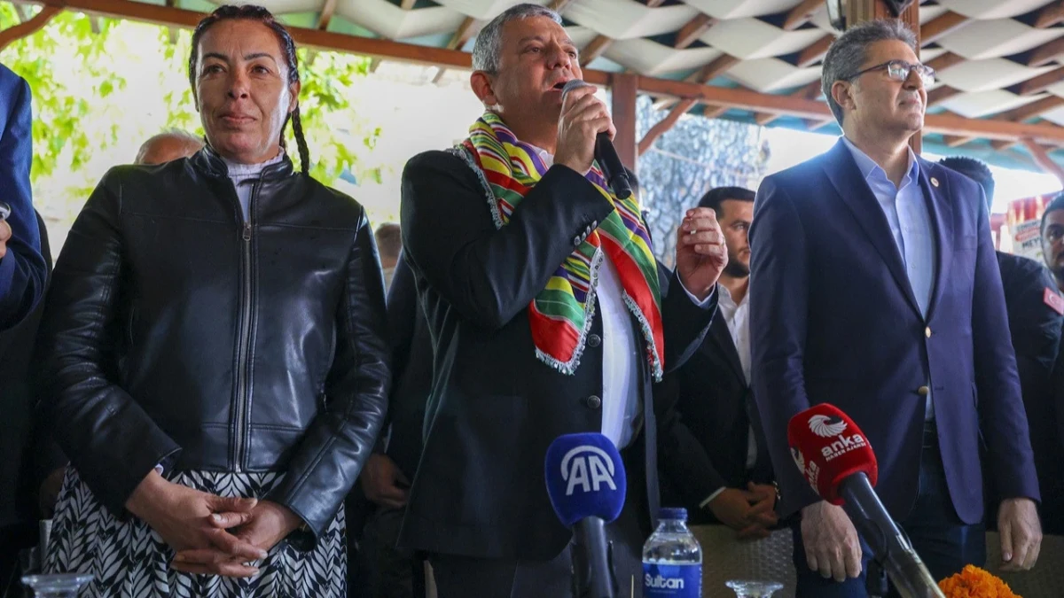 Özgür Özel, Edremit’te zeytin üreticileriyle buluşmada konuşuyor