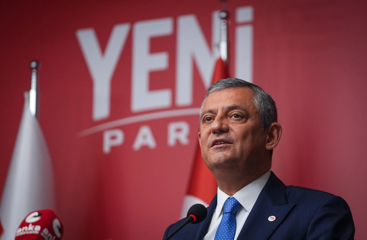 Özgür Özel, Yeni Parti yazılı kırmızı fon önünde konuşuyor