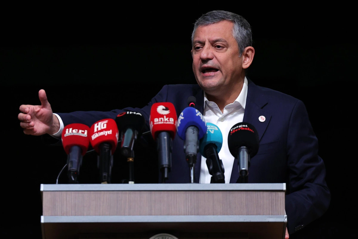 Özgür Özel’in mikrofonların önünde konuştuğu fotoğraf