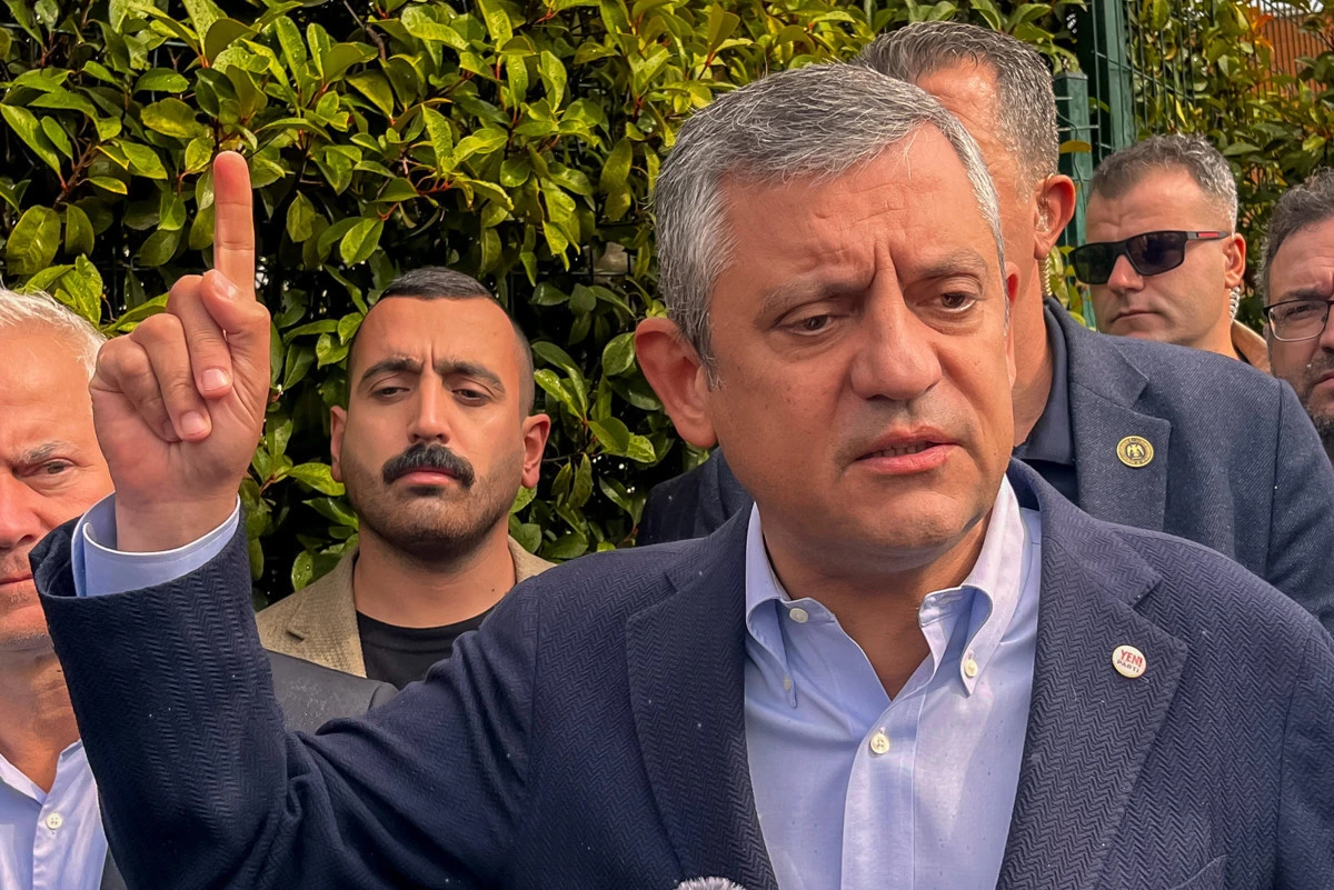 CHP Genel Başkanı Özgür Özel’in bir etkinlikte konuşurken çekilmiş fotoğrafı