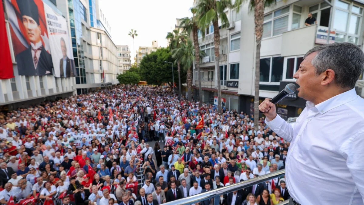 Özgür Özel, Mersin’de kalabalık bir halk buluşmasında kürsüden konuşuyor.