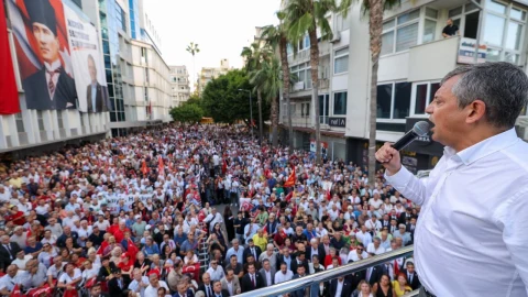 Özgür Özel, Mersin’de kalabalık bir halk buluşmasında kürsüden konuşuyor.