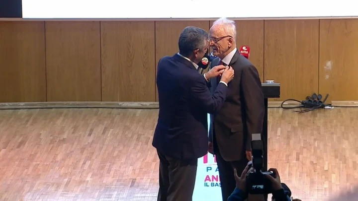 Özgür Özel, Ankara’daki programda Murat Karayalçın’a parti rozeti takıyor