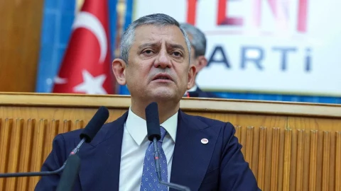 Özgür Özel kürsüde açıklama yaparken