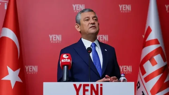 Özgür Özel, Yeni Parti yazılı kürsüde basın açıklaması yapıyor
