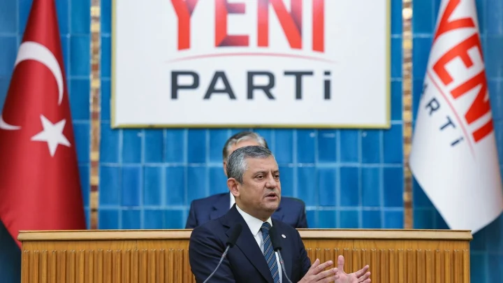 Özgür Özel, Yeni Parti tabelasının önünde konuşurken