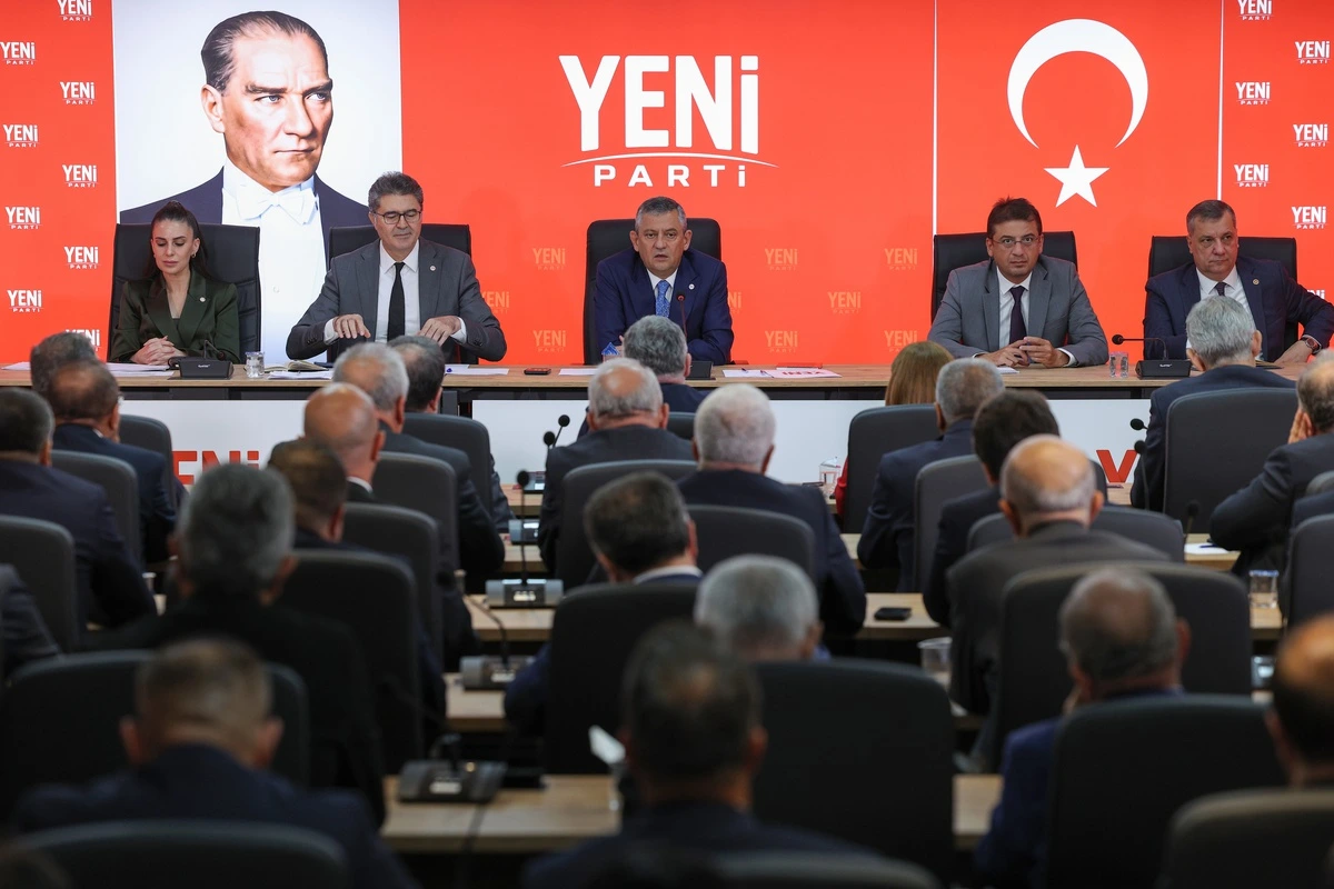 YENİ Parti toplantısında parti yöneticileri kürsüde, katılımcılar salonda oturuyor