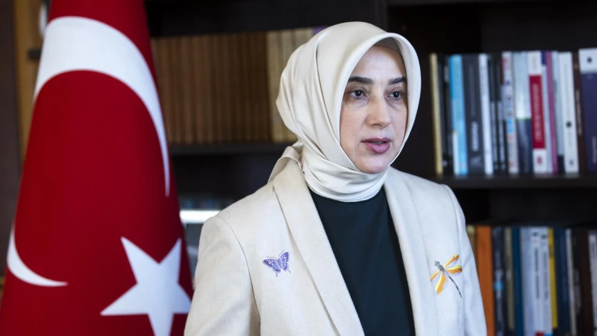 Özlem Zengin, Türk bayrağı ve kitaplık önünde