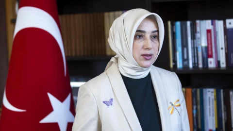 Özlem Zengin, Türk bayrağı ve kitaplık önünde