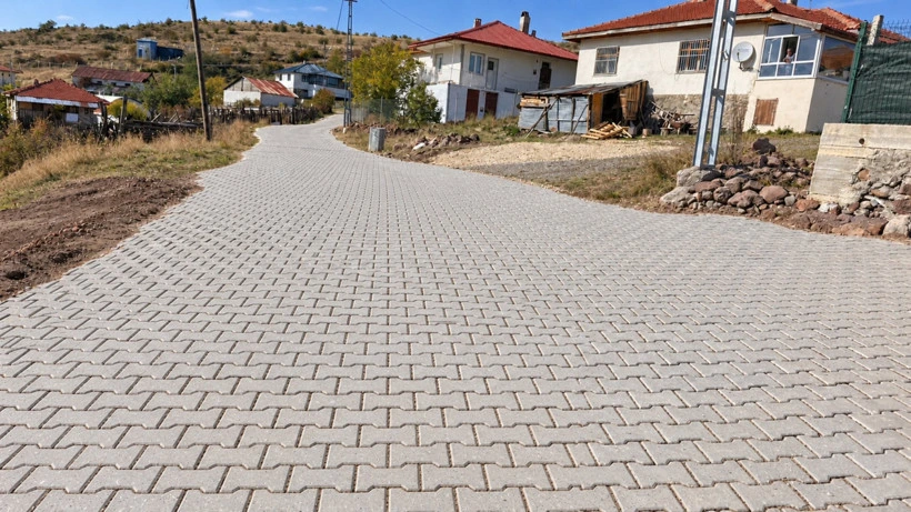 Çamlıdere Ozmuş Mahallesi’nde kilit taşlarıyla kaplanan yol