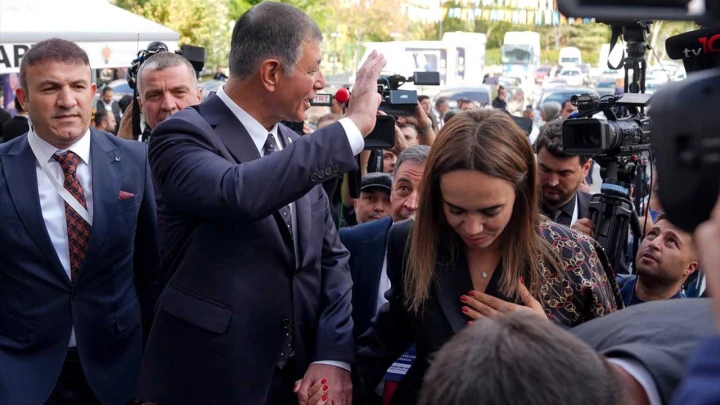 Cemil Tugay kalabalık içinde yürürken yanında Öznur Tugay
