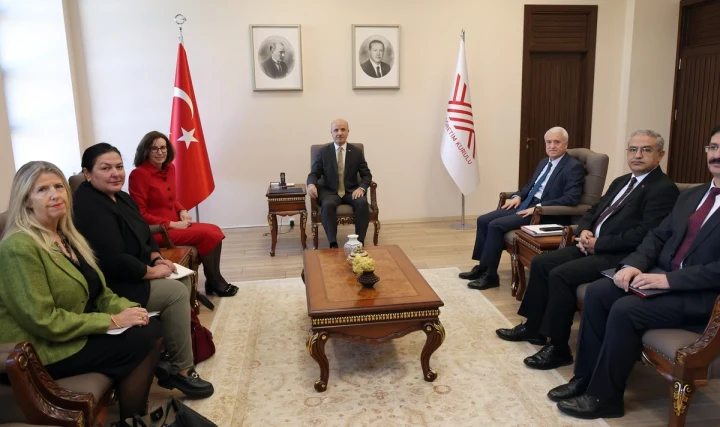 YÖK Başkanı Erol Özvar ve Birleşik Krallık’ın Ankara Büyükelçisi Jennifer Anderson, heyetleriyle birlikte görüşme sırasında