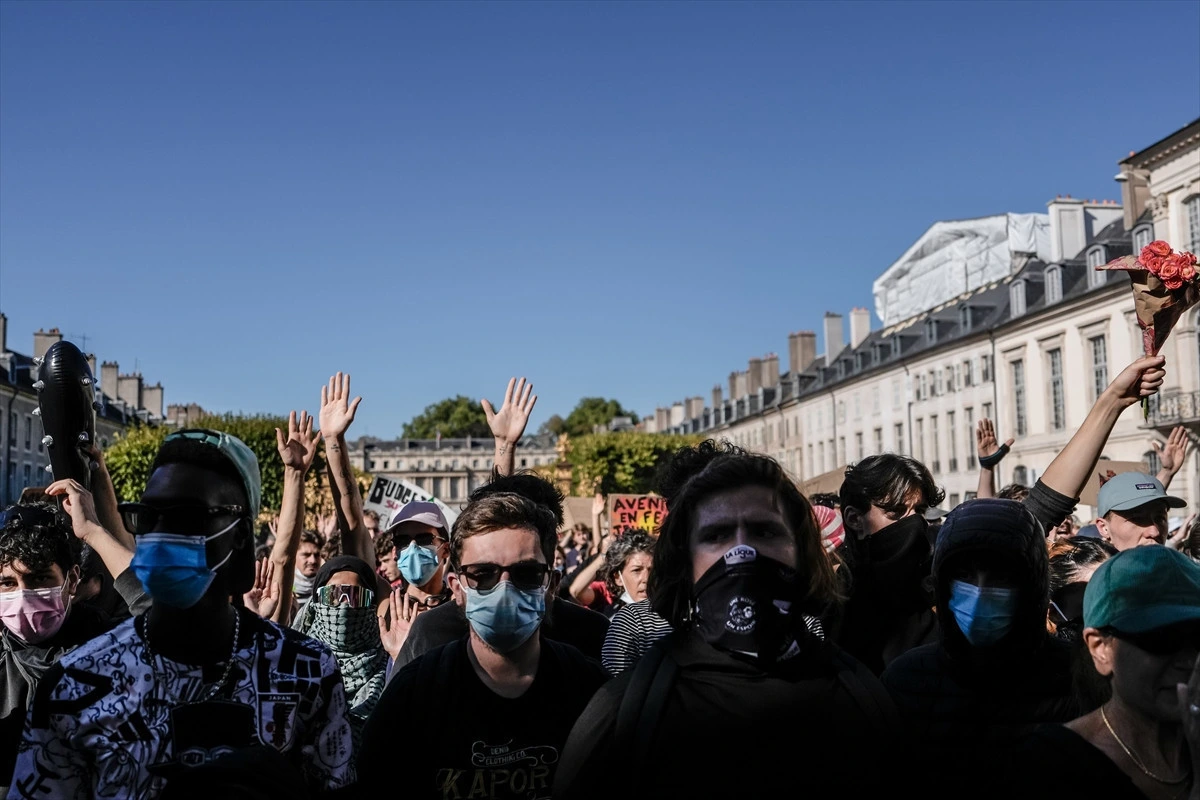 Paris’te öğrenci protestosunda ellerini kaldıran göstericiler