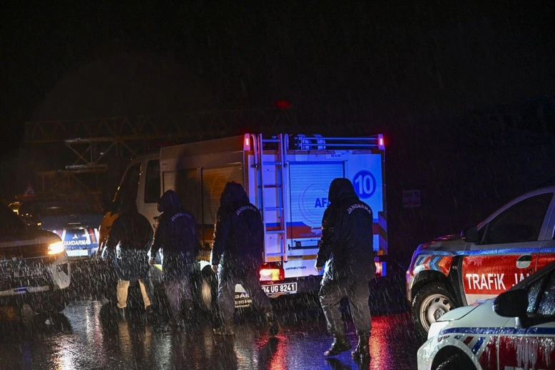 Yağışlı gecede AFAD ve trafik ekipleri arama kurtarma çalışması yürütüyor
