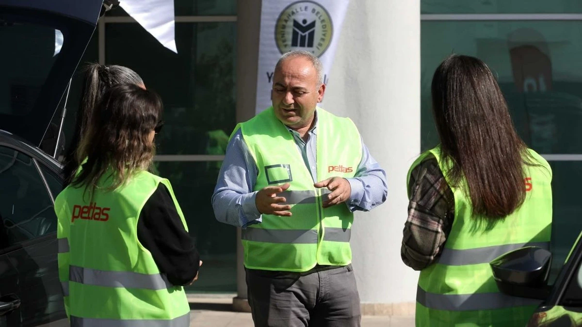 Petlas yelekli eğitmen, kadın sürücülere araç yanında açıklama yapıyor