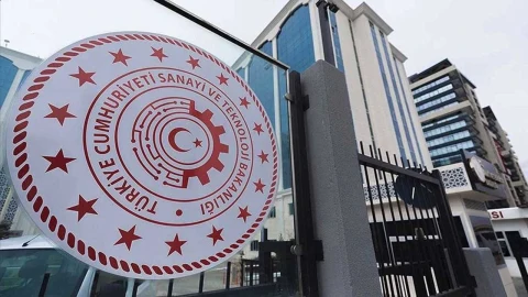 Türkiye Cumhuriyeti Sanayi ve Teknoloji Bakanlığı tabelası ve kurum binası