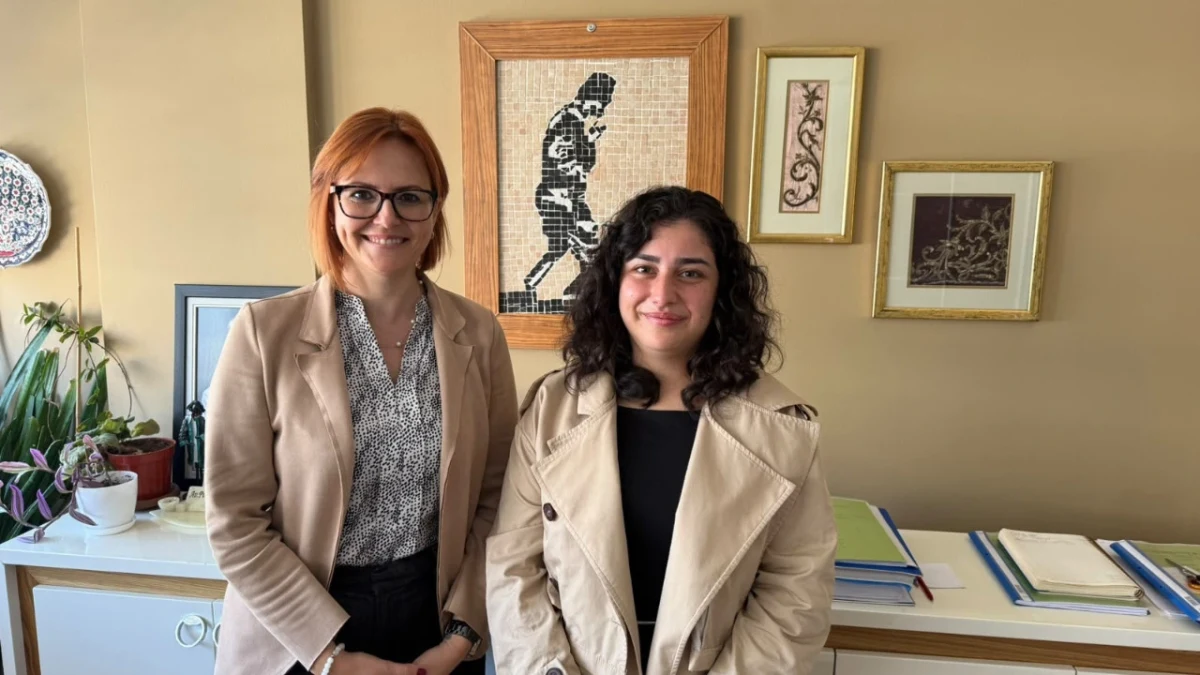 Pınar Akgül Doğusoy ve bir kadın çalışma arkadaşı ofiste yan yana duruyor