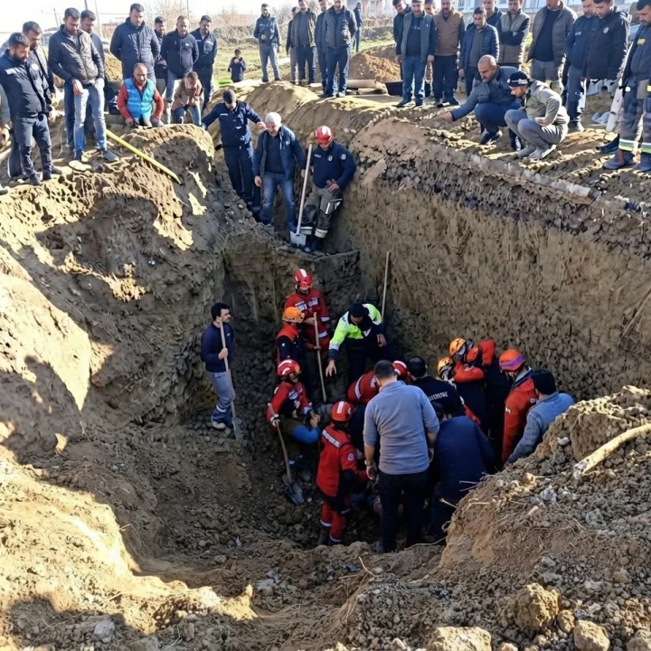 Polatlı’da ASKİ çalışması sırasında oluşan göçükte yürütülen kurtarma çalışmaları