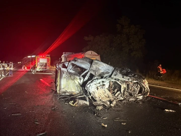 Polatlı’da bariyerlere çarpıp yanan otomobilin enkazı ve olay yerindeki itfaiye aracı