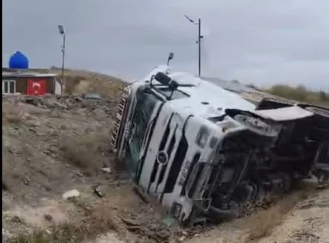 Polatlı-Haymana yolunda TIR devrildi: Sürücü yaralandı