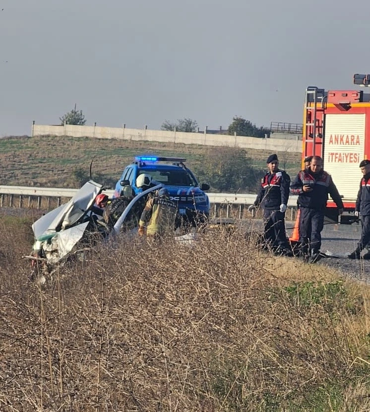 Polatlı’daki kazada hasar gören otomobilin yanında itfaiye ve jandarma ekipleri