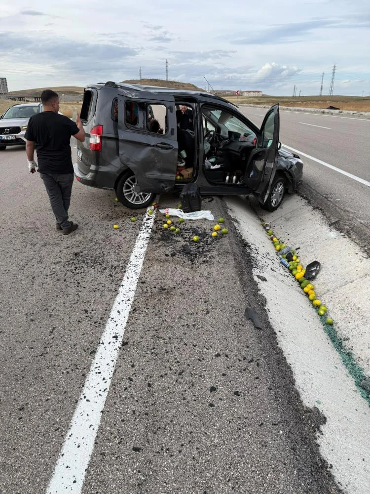 Yol üzerinde duran hasarlı otomobilin açık kapıları ve yola saçılmış meyveler